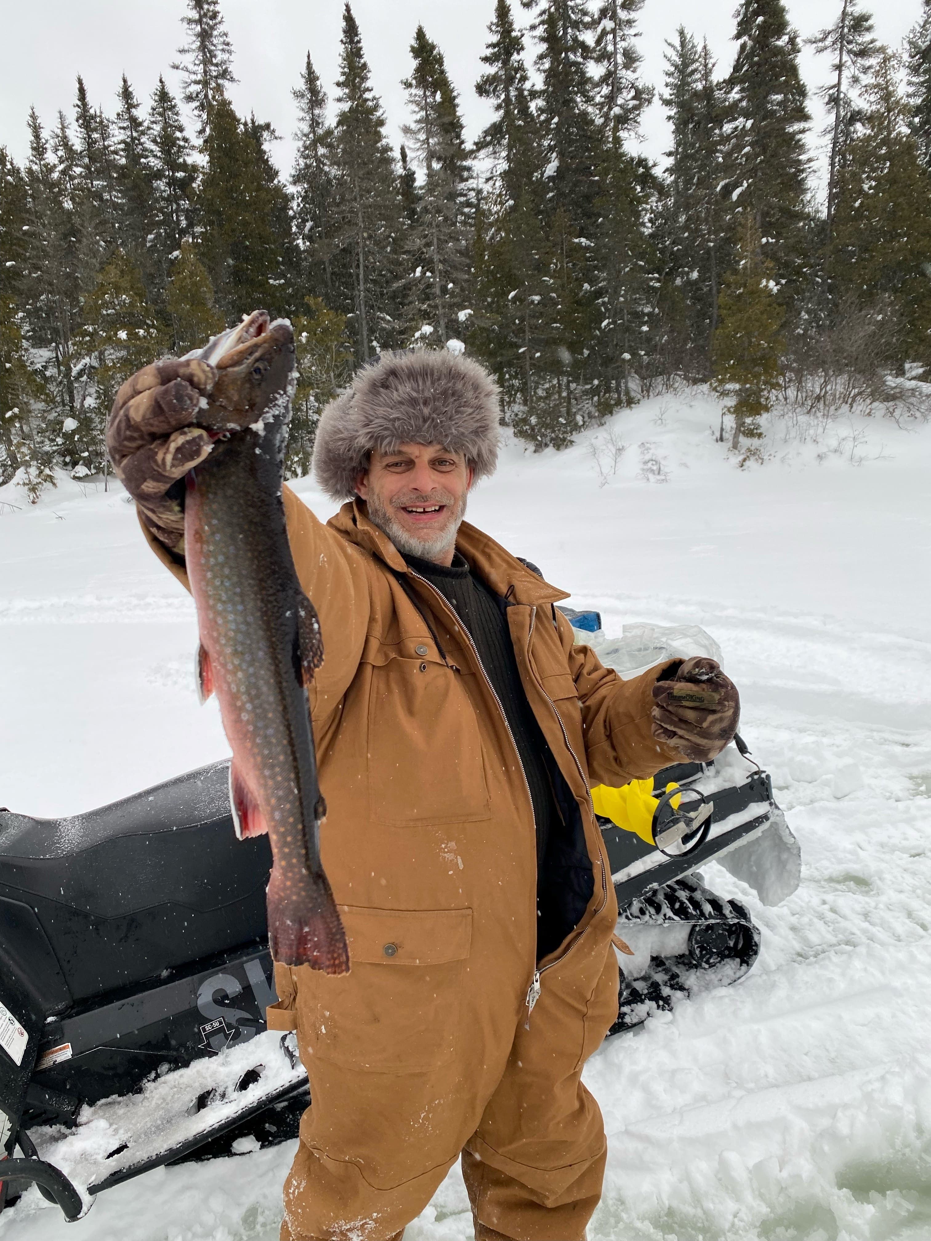 En hiver, il est possible de pratiquer la pêche blanche sur certains lacs de la pourvoirie.